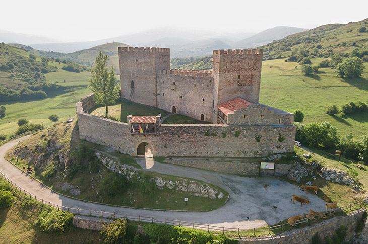 Argüeso Castle (Hermandad Campoo de Suso, southern Cantabria), a defensive, Gothic-style construction (13th–15th centuries), offers up the most remarkable example of a rock castle in Cantabria Argüeso Castle (Hermandad Campoo de Suso, southern Cantabria), a defensive, Gothic-style construction (13th–15th centuries), offers up the most remarkable example of a rock castle in Cantabria