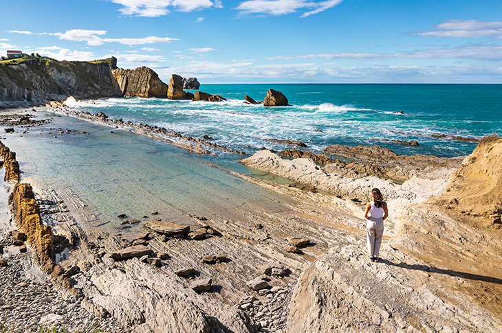 A praia de Arnía está localizada na Costa Quebrada, ao lado do Parque Natural das Dunas de Liencres ©, na espanha verde | © Noebaranda A praia de Arnía está localizada na Costa Quebrada, ao lado do Parque Natural das Dunas de Liencres ©, na espanha verde | © Noebaranda