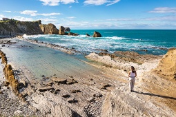 アルニア海岸は、リエンクレス砂丘自然公園に隣接するコスタ・ケブラーダに位置する アルニア海岸は、リエンクレス砂丘自然公園に隣接するコスタ・ケブラーダに位置する