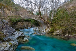 Den berømte Otsindundua-bro i Roncal-dalen Den berømte Otsindundua-bro i Roncal-dalen