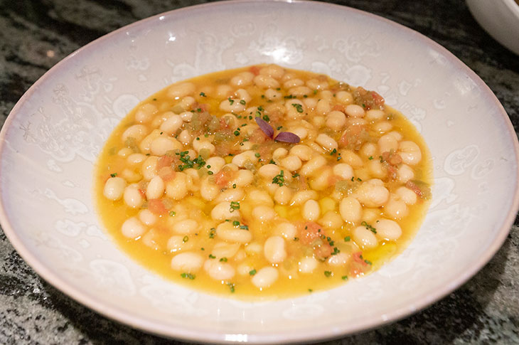 Stewed pochas beans are one of the most typical dishes of the Navarre region