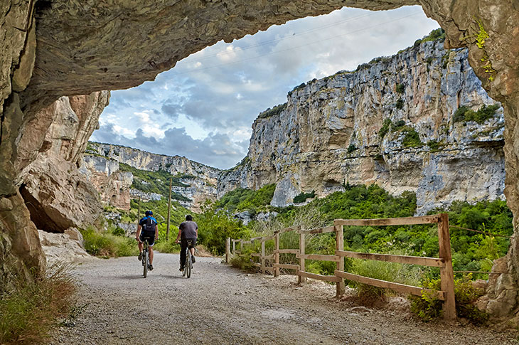 Cyclists on one of the trails of the Irati Greenway