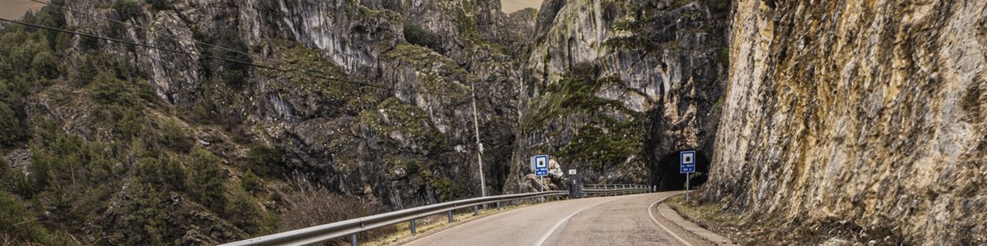 Las carreteras de Burgos enlazan sierras, cañones y pueblos históricos en seis rutas diseñadas para disfrutar cada curva sobre dos ruedas.