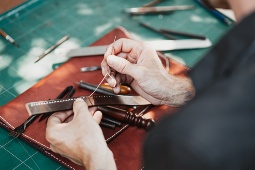 Le travail artisanal à la main transforme sacs et accessoires en véritables pièces d’orfèvrerie Le travail artisanal à la main transforme sacs et accessoires en véritables pièces d’orfèvrerie