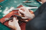 Le travail artisanal à la main transforme sacs et accessoires en véritables pièces d’orfèvrerie Le travail artisanal à la main transforme sacs et accessoires en véritables pièces d’orfèvrerie