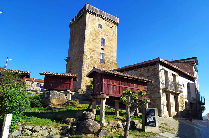 Der Wehrturm, ein Überbleibsel der alten Burg, die seit dem 10. Jahrhundert die Gegend beherrschte, ist heute ein lebendiges Museum zur Geschichte dieses Ortes, die als Heimat der Schuhmacher bekannt ist Der Wehrturm, ein Überbleibsel der alten Burg, die seit dem 10. Jahrhundert die Gegend beherrschte, ist heute ein lebendiges Museum zur Geschichte dieses Ortes, die als Heimat der Schuhmacher bekannt ist