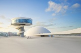 Oscar Niemeyers internationale kulturcenter, arkitektens første værk i Spanien, ligger i Avilés.