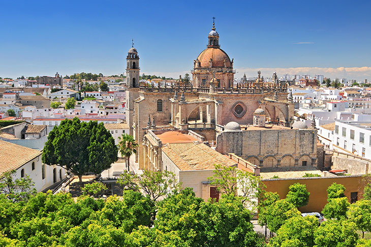 Vista aérea de la Catedral de Jerez de la Frontera, antigua Iglesia Colegial de la ciudad y elevada a la dignidad catedralicia por la bula «Archiepiscopus Hispalenses» de S.S. Juan Pablo II Vista aérea de la Catedral de Jerez de la Frontera, antigua Iglesia Colegial de la ciudad y elevada a la dignidad catedralicia por la bula «Archiepiscopus Hispalenses» de S.S. Juan Pablo II