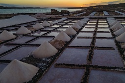 Nas Salinas de Janubio oferecem visitas guiadas, onde tradição, paisagem e artesanato culminam com uma degustação de flores de sel © Turismo Ilhas Canárias Nas Salinas de Janubio oferecem visitas guiadas, onde tradição, paisagem e artesanato culminam com uma degustação de flores de sel © Turismo Ilhas Canárias