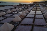 Nas Salinas de Janubio oferecem visitas guiadas, onde tradição, paisagem e artesanato culminam com uma degustação de flores de sel © Turismo Ilhas Canárias Nas Salinas de Janubio oferecem visitas guiadas, onde tradição, paisagem e artesanato culminam com uma degustação de flores de sel © Turismo Ilhas Canárias