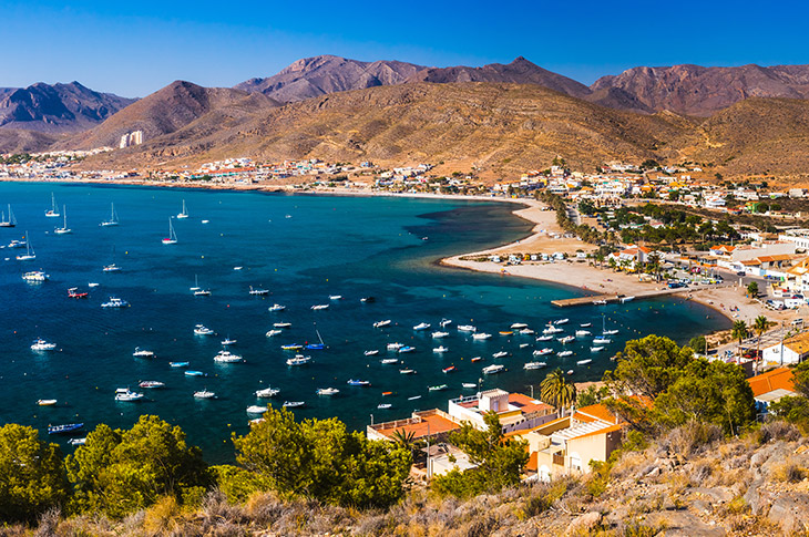 Panoraamanäkymä La Azohían rannalle (Murcia, Espanja): loistava paikka veneilyyn ja kaikenlaisten vesiurheilulajien harrastamiseen pienten kanssa © Shutterstock Panoraamanäkymä La Azohían rannalle (Murcia, Espanja): loistava paikka veneilyyn ja kaikenlaisten vesiurheilulajien harrastamiseen pienten kanssa © Shutterstock