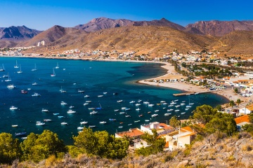 Panoraamanäkymä La Azohían rannalle (Murcia, Espanja), loistava paikka veneilyyn ja kaikenlaisten vesiurheilulajien harrastamiseen pienten kanssa © Shutterstock