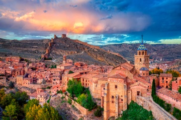 Albarracín, yksi kaupungeista, jotka liittyvät Espanjan kauneimpien kylien verkostoon ja keskeinen osa vuoden 2025 itäistä reittiä Albarracín, yksi kaupungeista, jotka liittyvät Espanjan kauneimpien kylien verkostoon ja keskeinen osa vuoden 2025 itäistä reittiä