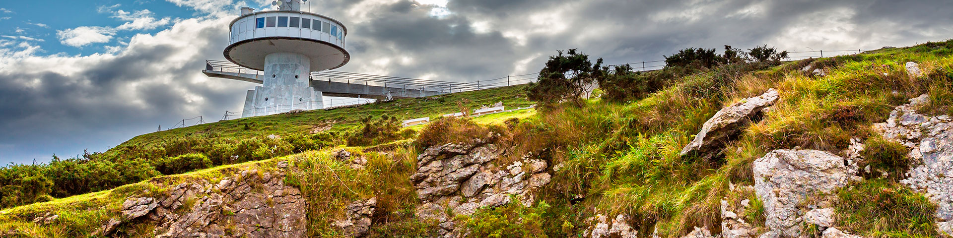 Monumento a los Indianos (y la Marina de Castilla), construido en el año 1968 en la cima de Peña Cabarga