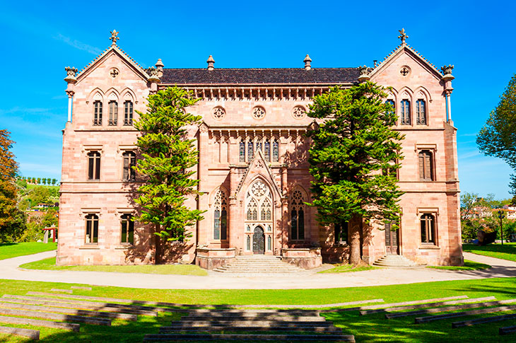 Imagen frontal de la fachada del Palacio de Sobrellano en la localidad de Comillas, Cantabria Imagen frontal de la fachada del Palacio de Sobrellano en la localidad de Comillas, Cantabria