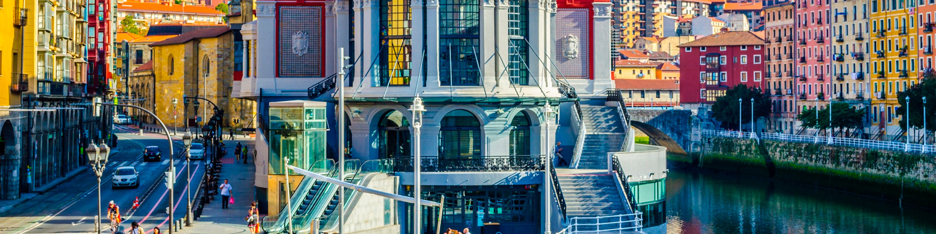 Mercado de la Ribera sastāv no trim stāviem un atrodas blakus Bilbao estuāram vecpilsētas centrā