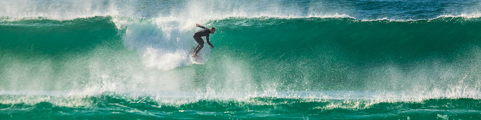 Surfing w Doniños (Galicja), plaża z laguną i wydmami, światowy cel podróży dla surferów poszukujących wysokiej jakości fal