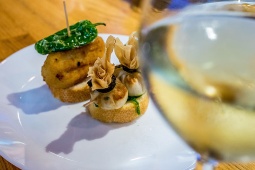 Bizkaia txacolí ir ideāls pavadonis, lai savienotu dažus no pilsētas gastronomiskajiem gardumiem pintxo formātā Bizkaia txacolí ir ideāls pavadonis, lai savienotu dažus no pilsētas gastronomiskajiem gardumiem pintxo formātā