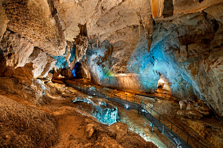 The Cullalvera cave is a large karstic cavity declared a Cultural Interest Asset