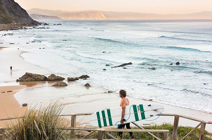 Plaża Barrika o świcie, 600-metrowy odcinek dzikiej plaży, spektakularne klify i idealne miejsce do uprawiania surfingu w pobliżu miasta Bilbao