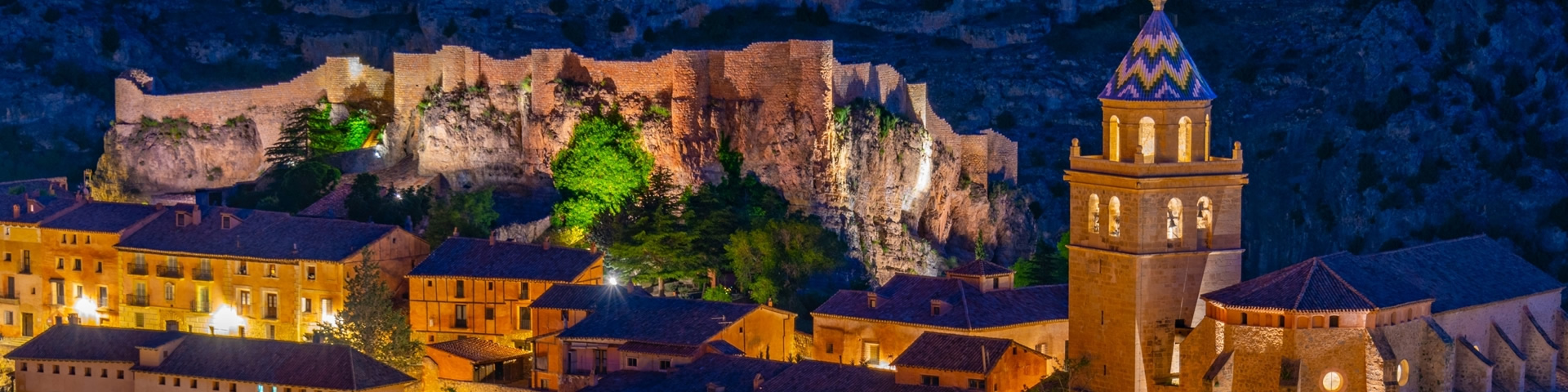 Vista panorámica nocturna del municipio de Albarracín, uno de los pueblos más recomendados para viajar en familia
