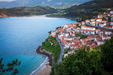Vista área del pueblo de Lastres (Asturias, España) desde el Mirador de San Roque