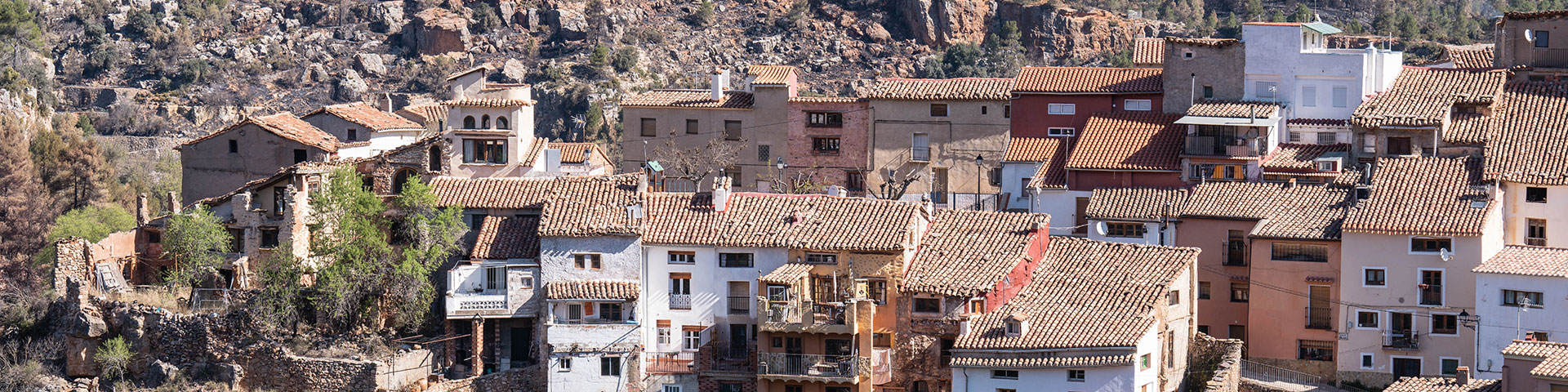 Image of the famous hanging houses of Fuente la Reina (Castellón)