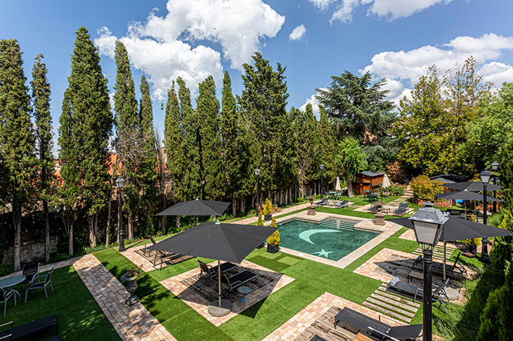 Located in the heart of Ávila, on Telares Street, La Casa del Presidente has direct access to the city walls from its gardens Located in the heart of Ávila, on Telares Street, La Casa del Presidente has direct access to the city walls from its gardens