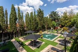 Located in the heart of Ávila, on Telares Street, La Casa del Presidente has direct access to the city walls from its gardens Located in the heart of Ávila, on Telares Street, La Casa del Presidente has direct access to the city walls from its gardens