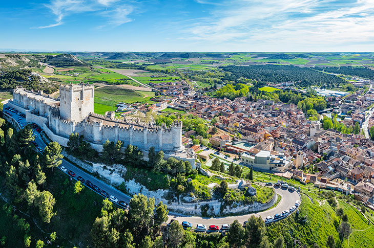 El acceso al Castillo de Peñafiel se realiza a través de dos tramos que disponen de una plataforma salvaescaleras