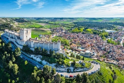 Adgangen til Castillo de Peñafiel sker via to trappeafsnit, som begge er udstyret med lift. Adgangen til Castillo de Peñafiel sker via to trappeafsnit, som begge er udstyret med lift.