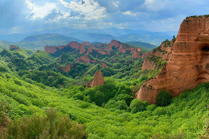 Situadas en El Bierzo, al noroeste de los Montes Aquilanos, Las Médulas son un impresionante entorno paisajístico español formado como resultado de las explotaciones auríferas romanas