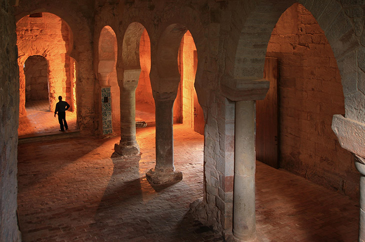 Del actual Monasterio de Suso quedan vestigios como las cuevas rupestres, el primitivo cenobio visigótico, la ampliación mozárabe y por último románica Del actual Monasterio de Suso quedan vestigios como las cuevas rupestres, el primitivo cenobio visigótico, la ampliación mozárabe y por último románica