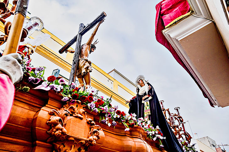 Procesión de la Hermandad del Tercer Mundo durante la Semana Santa de Alcalá de Guadaira, Sevilla