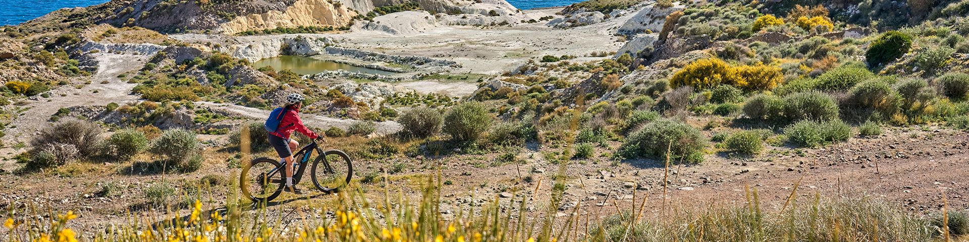 Ruta en bicicleta de montaña por el paisaje volcánico del Parque Natural de Cabo de Gata-Níjar, en Almería, Andalucía.