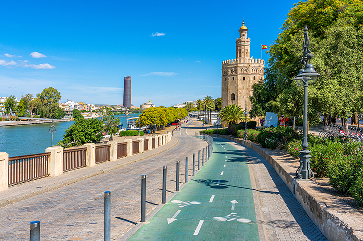 Carril bici junto a la Torre del Oro, en Sevilla, ejemplo de la amplia red ciclista de la ciudad y de su apuesta por una movilidad urbana más sostenible y accesible.