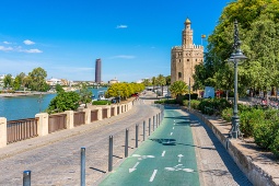 Carril bici junto a la Torre del Oro, en Sevilla, ejemplo de la amplia red ciclista de la ciudad y de su apuesta por una movilidad urbana más sostenible y accesible.