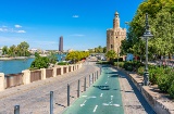 Carril bici junto a la Torre del Oro, en Sevilla, ejemplo de la amplia red ciclista de la ciudad y de su apuesta por una movilidad urbana más sostenible y accesible. Carril bici junto a la Torre del Oro, en Sevilla, ejemplo de la amplia red ciclista de la ciudad y de su apuesta por una movilidad urbana más sostenible y accesible.