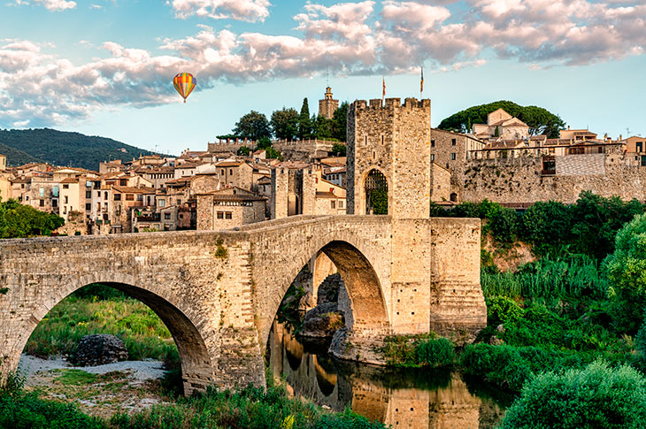 O passeio de balão pelo Parque Nacional La Garrotxa (Girona) e pelos municípios circundantes (Besalú, na imagem) é uma das experiências mais prestigiadas  oferecidas pelo Costa Brava © Shutterstock