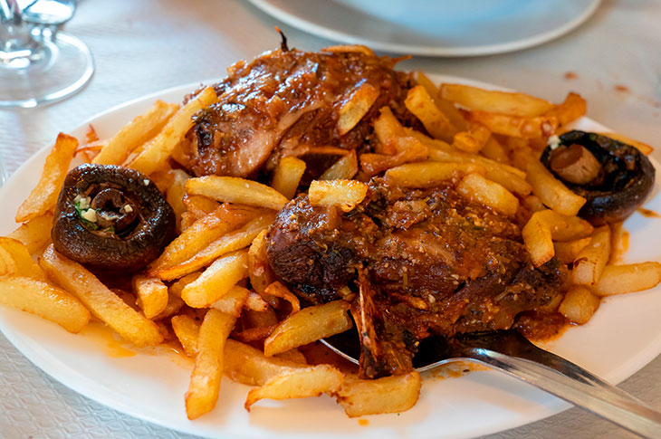 Ternasco de Aragón (ChOG) to jedno z najbardziej reprezentatywnych dań kuchni aragońskiej, zazwyczaj przygotowywane w tradycyjny sposób z ziemniakami