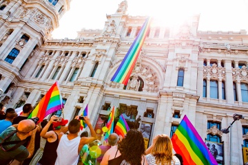Bandera del Orgullo en el Ayuntamiento de Madrid 2024