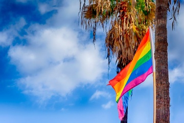 Bandera LGBT en la isla de Gran Canaria con motivo del Gay Pride de Maspalomas