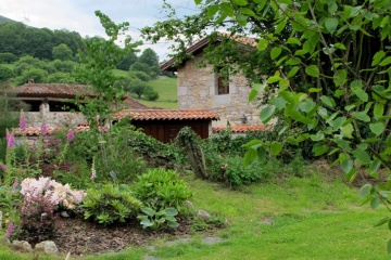 Pisón de Fondón (Asturie) dispone di un'area giardino all'aperto per la lettura