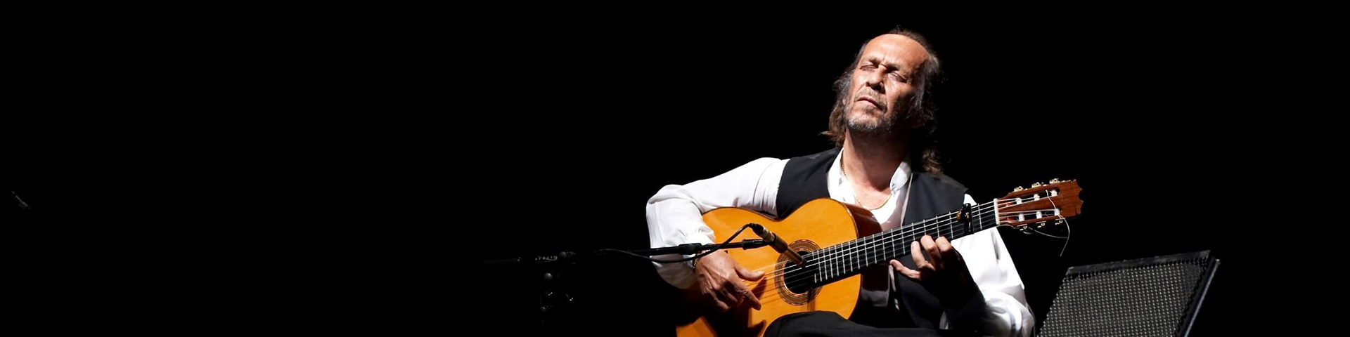 La ruta Paco de Lucía es un recorrido cultural y turístico por Algeciras, la ciudad natal del célebre guitarrista flamenco, que repite los escenarios clave de su vida y su inspiración musical