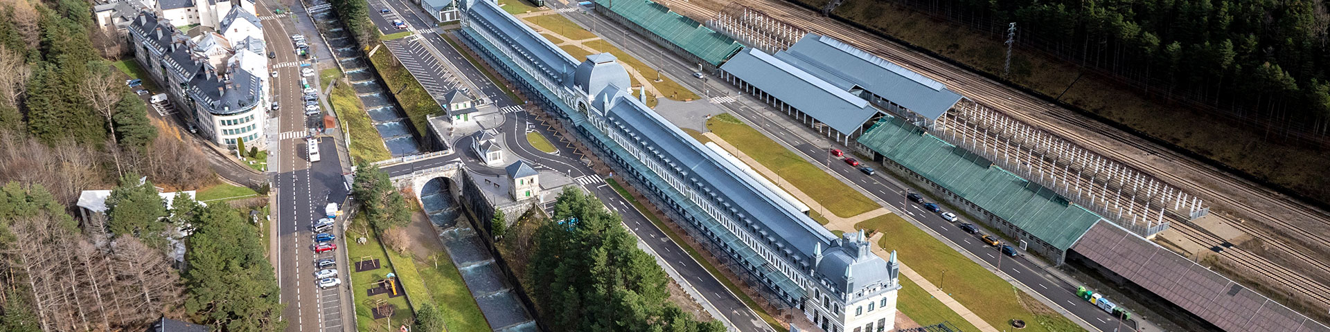 Imagen aérea de la impresionante Estación Internacional de Canfranc en Huesca, inaugurada en 1928 por Alfonso XIII. Actualmente, es un complejo hotelero de lujo