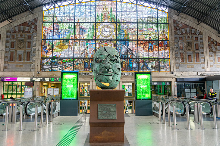 Interior de la Estación Abando Indalecio Prieto (Bilbao), célebre por su colorida vidriera