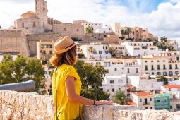 Gracias a su hospitalidad y seguridad, Ibiza es uno de los destinos mejor valorados para mujeres que viajan solas