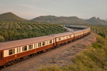 Al Ándalus is currently the longest train running in Spain, offering passengers the choice of two types of accommodation: the Deluxe Suite or Gran Clase Cabin. In the image, the train passes through Linares (Jaén)