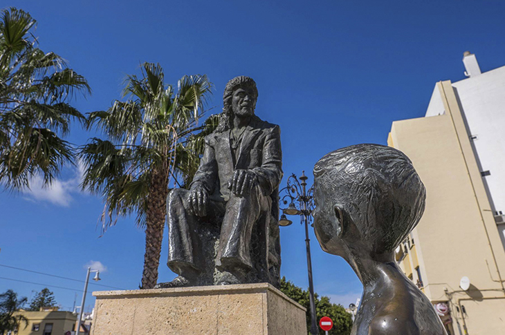 El monumento a Camarón de la Isla es un lugar de peregrinación y está situado frente a la Venta de Vargas y junto a su Museo El monumento a Camarón de la Isla es un lugar de peregrinación y está situado frente a la Venta de Vargas y junto a su Museo