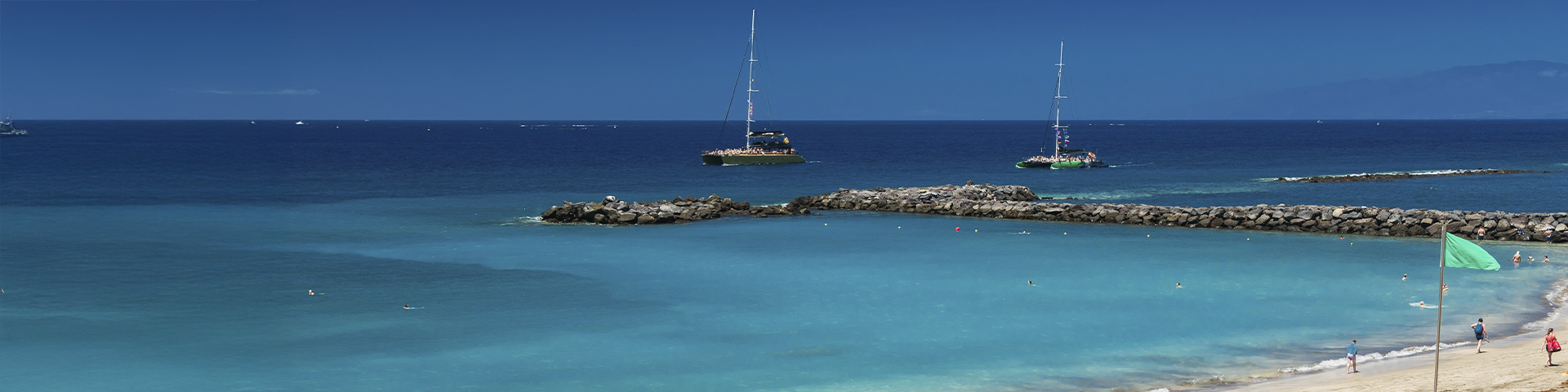 Der Strand von El Duque befindet sich in einem der exklusivsten Gebiete der Insel: Costa Adeje; und ist Teil eines Sets von acht Stränden in Teneriffa Süd